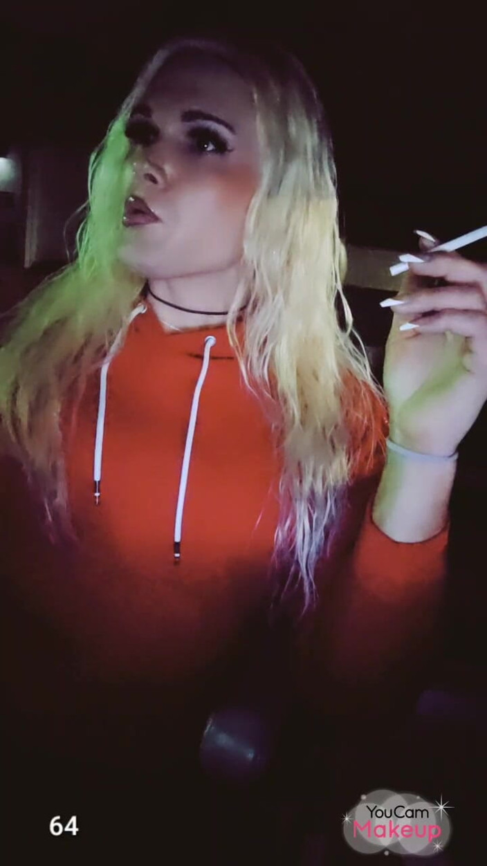 Darkfetish2k: Travesti gostosa fumando nos anos 120 em público