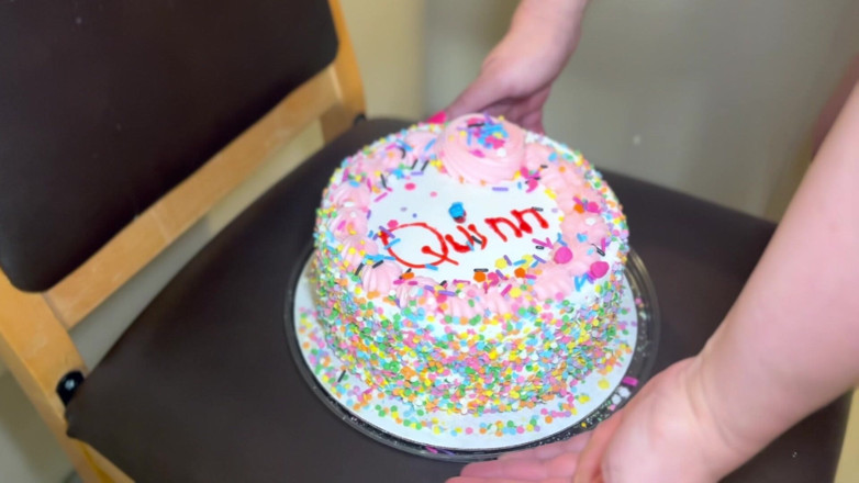 Quinn Marie: La PAWG distrugge la torta di compleanno con il suo...