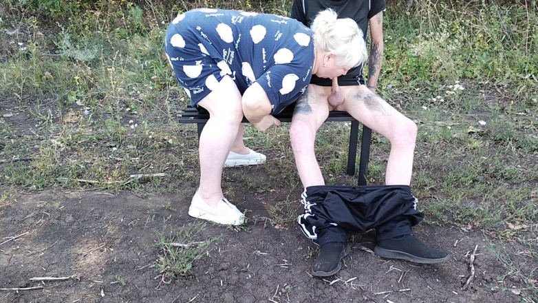 Zona901: En flickvän i en park runkar av min kuk tills...