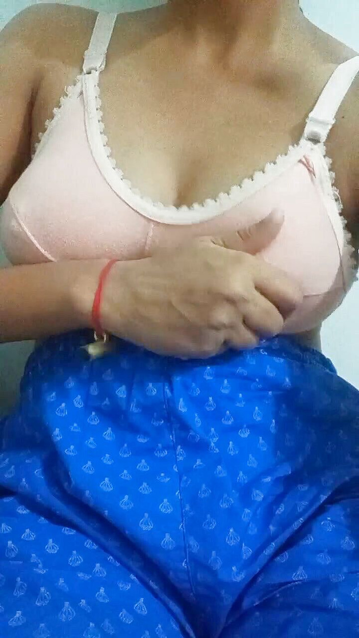 Shruti: Молода дівчина збуджується