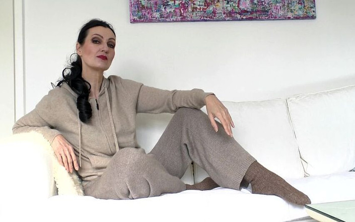 Lady Victoria Valente: Cashmere Sweater Love dan Memancut Mani Pada Wanita Pemanis Ibu...