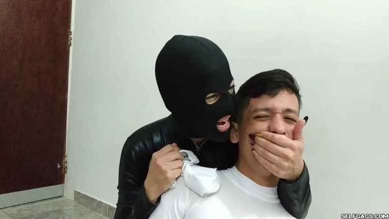 Selfgags femdom bondage: ¡Ella dejó al héroe aspirante a tonta indefenso y humillado...