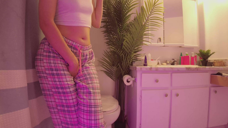 KinkyHome: Emily piscia in bagno