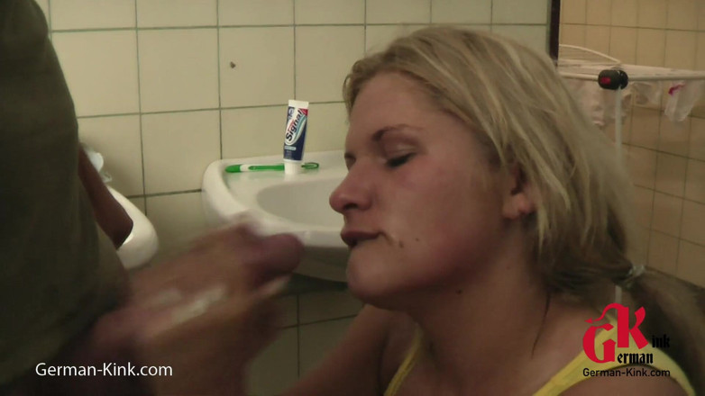 German Kink: Głębokie gardło dla blondynki laski w łazience