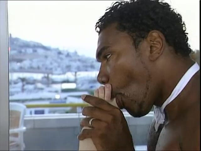 Black Sinner: 黒のおもちゃの男の子は、喜ばせて強打するいくつかの白いみだらを持っています