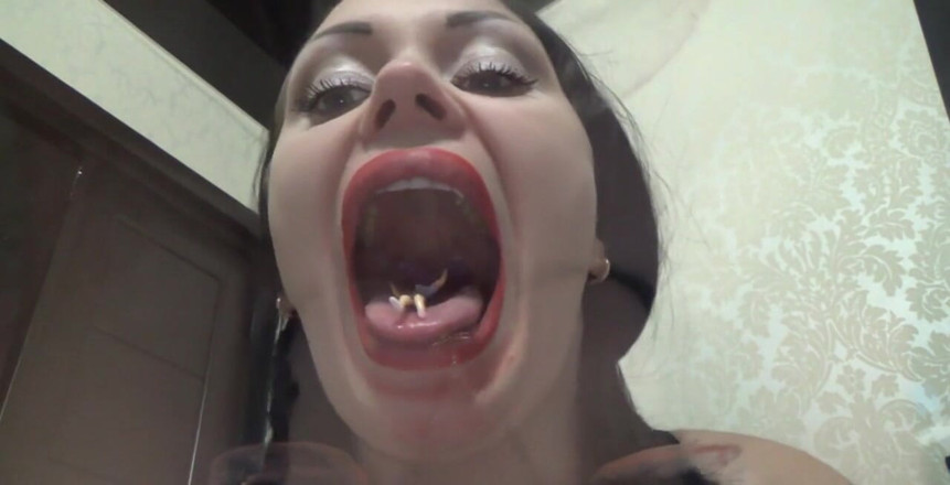 Goddess Misha Goldy: Comer suave com minúsculo humano 2
