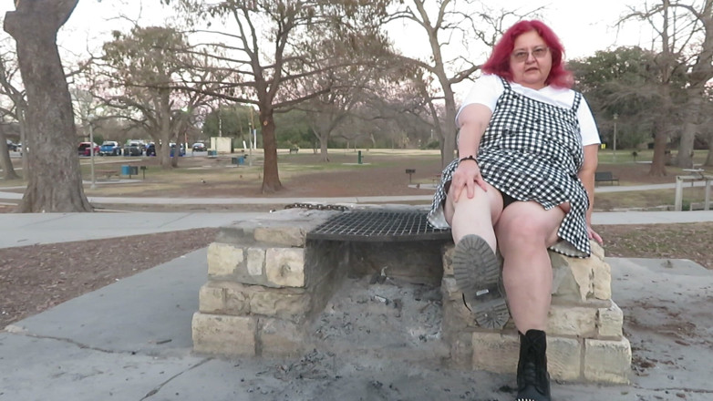 BBW nurse Vicki adventures with friends: Parkta ateşin küllerini fışkırtan domme oynuyor