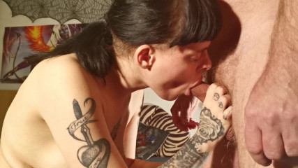 Beth Kinky: Tatuerad tonåring får flera tuttsprut i bukkake gruppsex HD