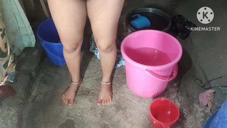 Anita yadav: Une femme honnête se baigne