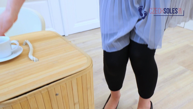 Czech Soles - foot fetish content: Resepsionis dengan kaki jenjang lagi asik muasin memeknya - pov