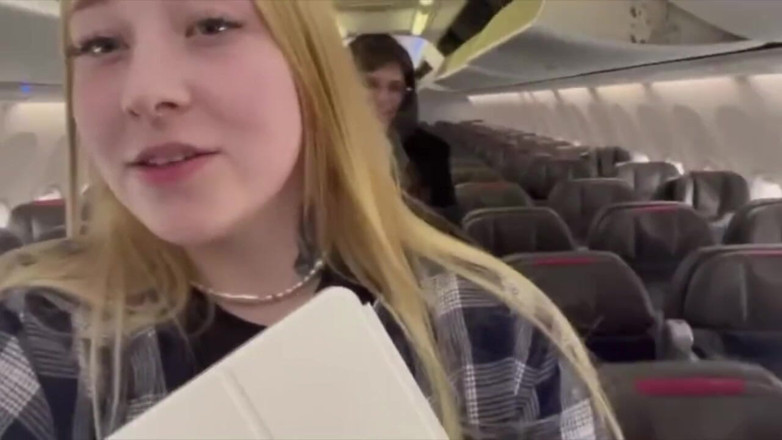 College couples: Je vais en vacances avec ma femme ! Baisée dans l'avion !