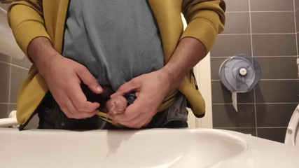 Kinky Guy: Швидка сеча в раковину в громадському туалеті
