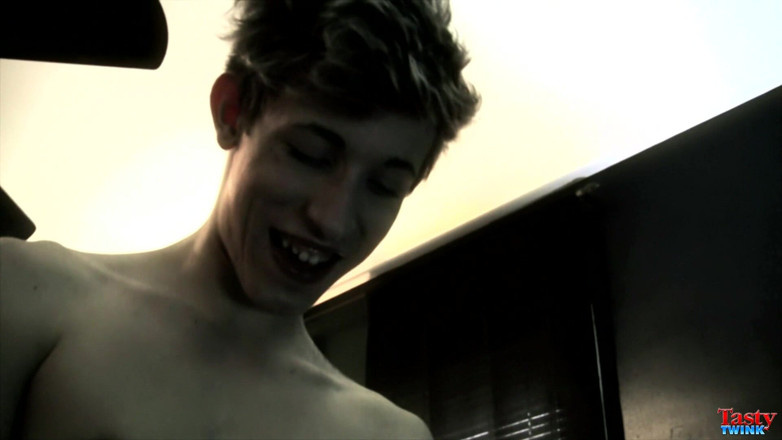 Tasty Twink: उसका हॉट छोटा मुंह भरना