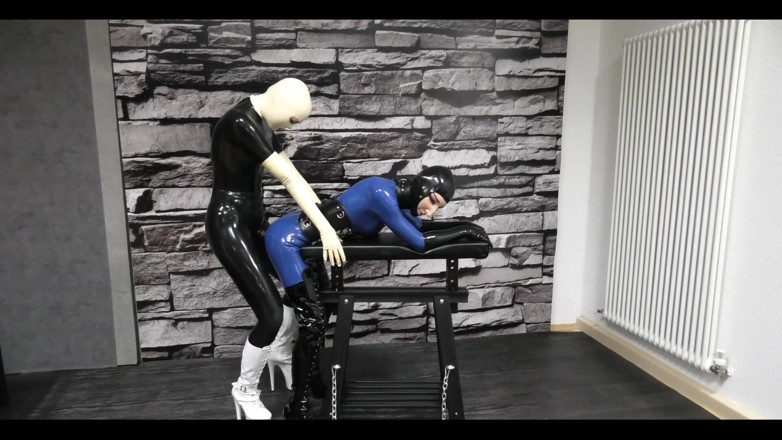 Rubberdoll ruby: Резиновую сисси-шлюшку трахнули