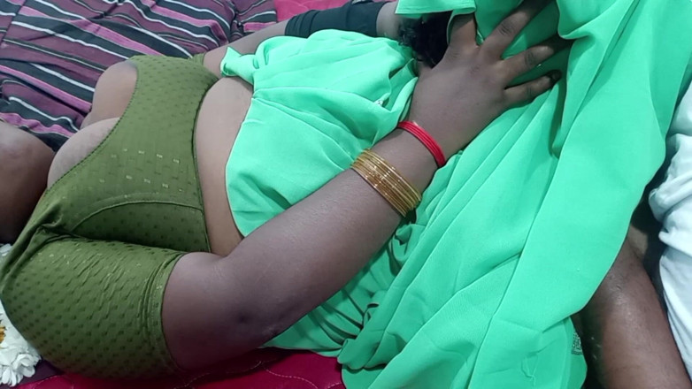 Veni: Memek istri nakal ini dijilat dengan kain sosis warna hijau...