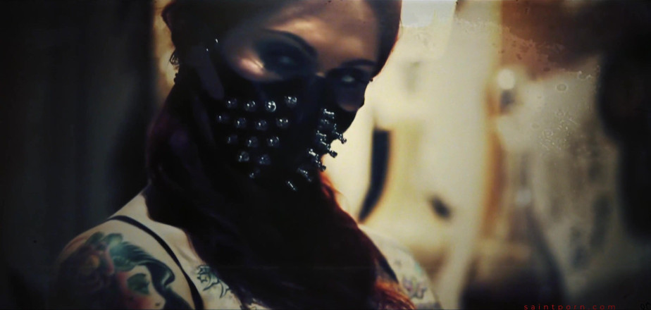 SaintPorn: Tallulah tease prende un carico sul suo tatuaggio