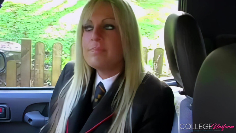 College Uniform: Entrevista Con Laura Vaughan