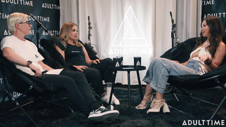 Adult Time Podcast: Scarlett Alexis y Anna Claire nubes de dedos de bolígrafo...