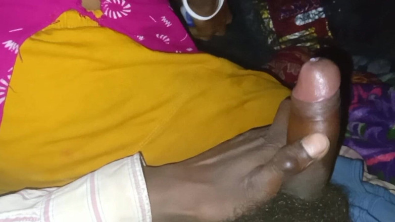 Bengaliauntykichut: Ho scopato la ragazza indiana facendola sedere sul mio cazzo