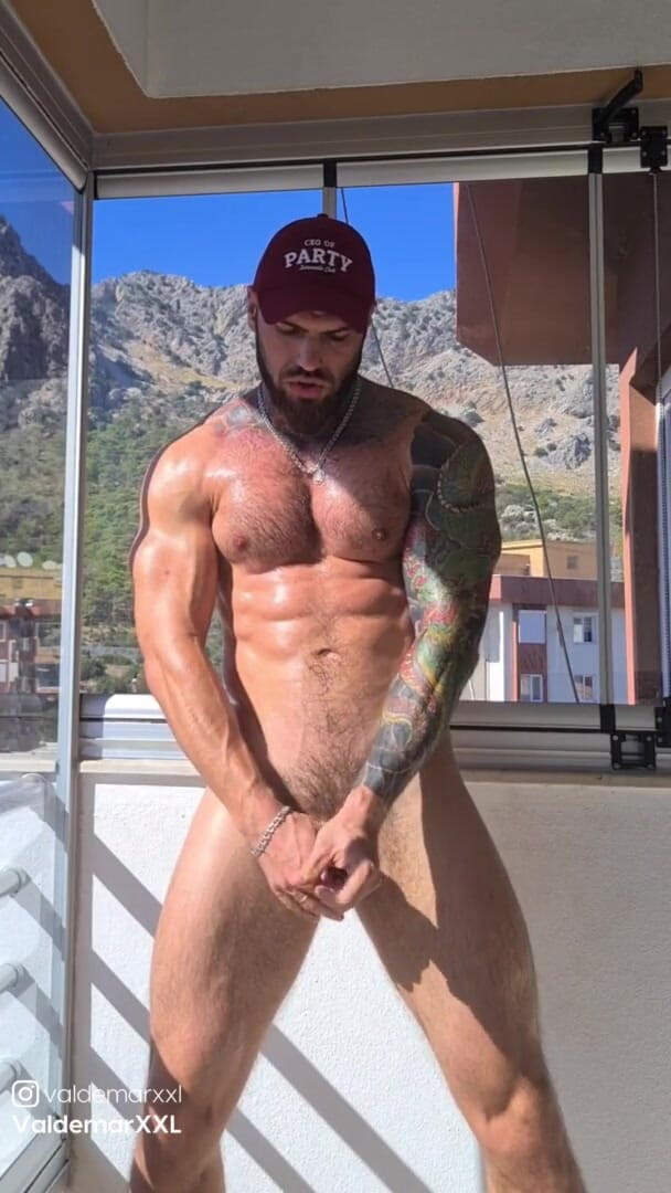 Valdemar Santana: Semental musculoso flexionando y sacudiendo