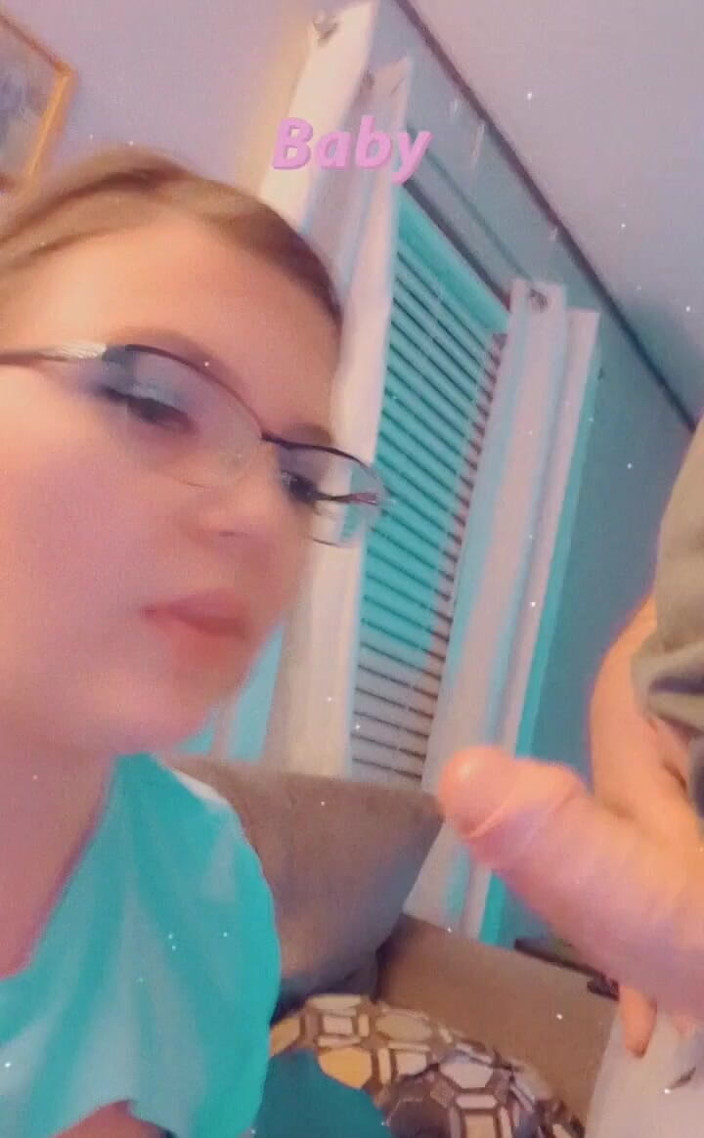 Funhousewife69: 拍摄我用嘴巴玩他的鸡巴的视频，这太有趣了