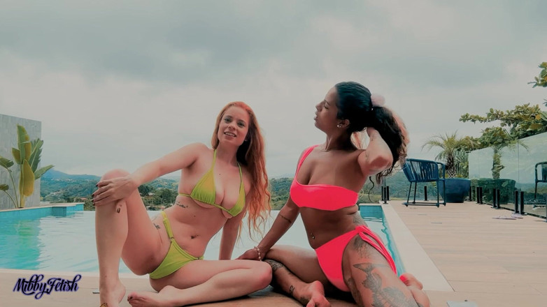 Mibby Fetish: Mibby ve Aurora ateşli lezbiyen eyleminde