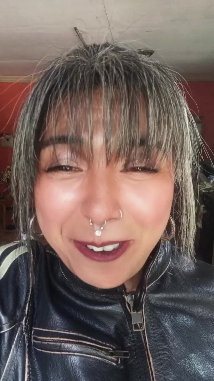 Casia Castro: Inhale Perlahan-lahan, Arahan merokok dalam kulit.