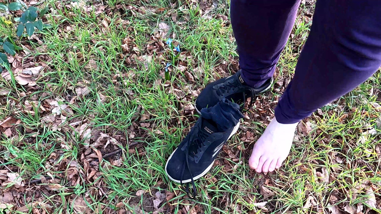 Bouncy Tits Action: Pieds nus sur le pré, elle traite des seins nus