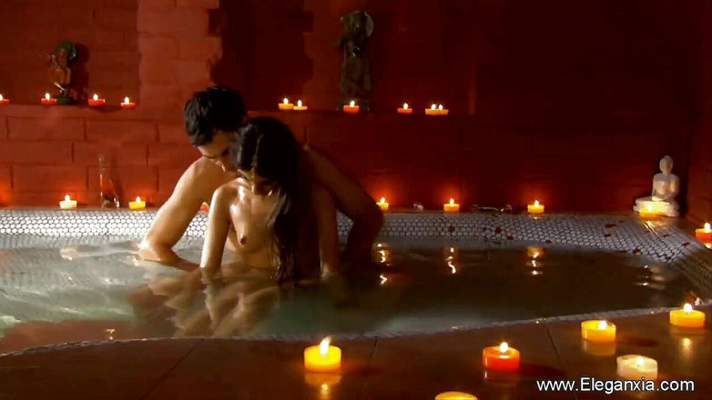 Eleganxia: Acción de baño sensual con una chica morena aceitada