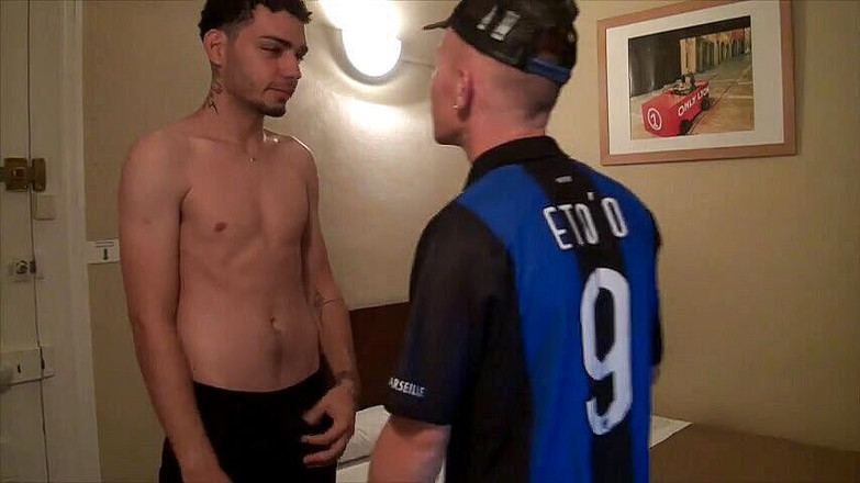 Gaybareback: Cewek latino lurus disepong sama cewek rambut merah kembar