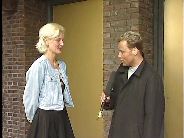 Lucky Cooch: Une belle nana blonde à l'interview