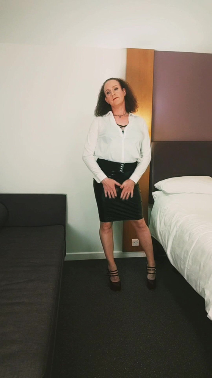 Mistress Jodie May: 性感的秘书挑逗老板