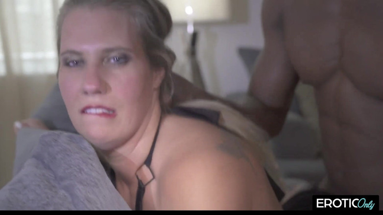 CurvyMilfs: Une grosse bite noire étire le cul et la chatte béants...