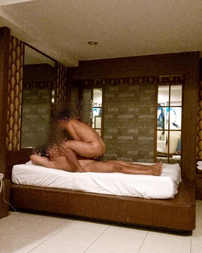 Cum: 妻が彼の携帯電話にかけてきたとき、ほとんど見つかりそうになった。