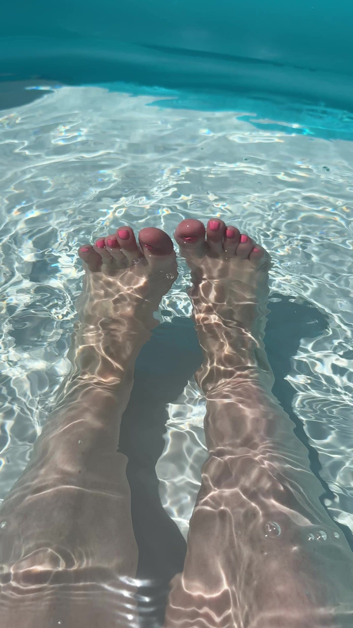 Naughty Talulah: Solo-Fußspiel im pool