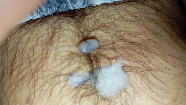 Elvissc: 자지를 가진 돼지는 수영복을 정액으로 얼룩지게 했고, 자위와 정액을 먹어야 했습니다.