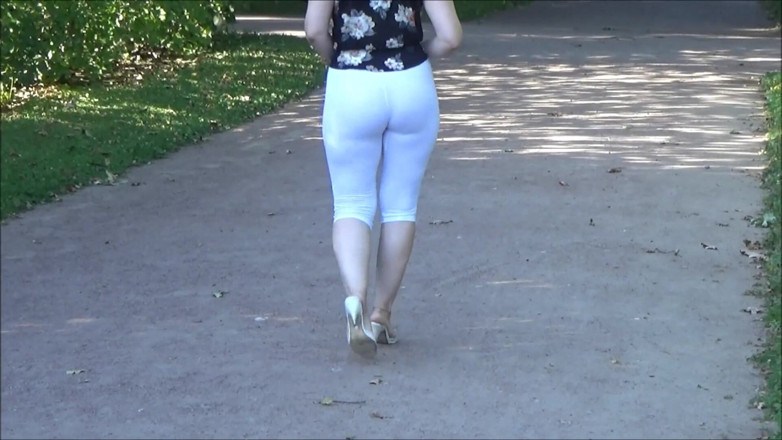 RedRoseRus: Gros culs, legging blanc en promenade