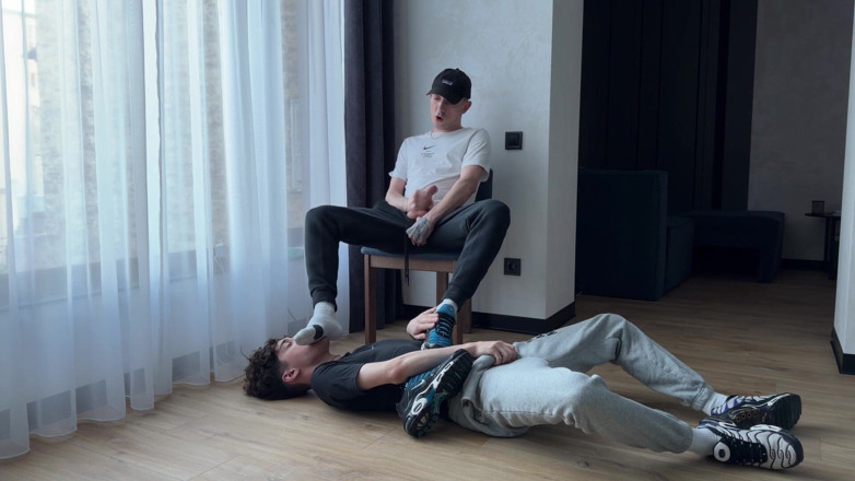 1JackDaniel: Renifle des chaussettes et les deux jouissent