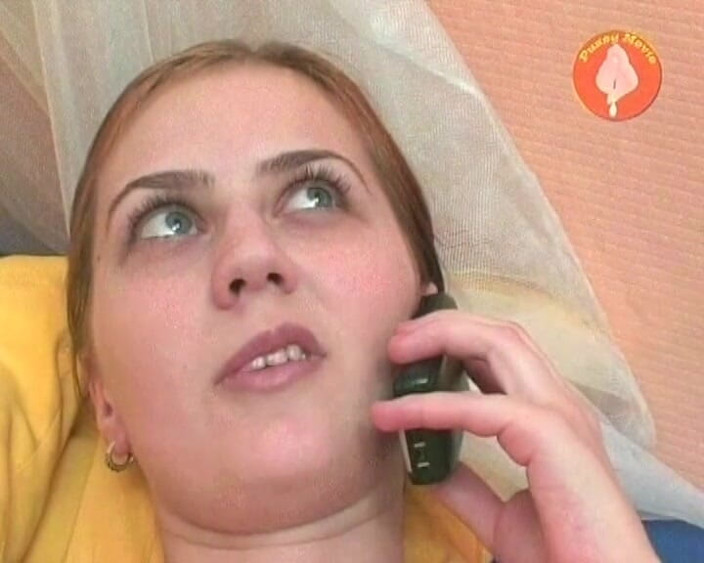 German's Young Babes: Hon är en tysk tonåring som gillar att prata i telefon...