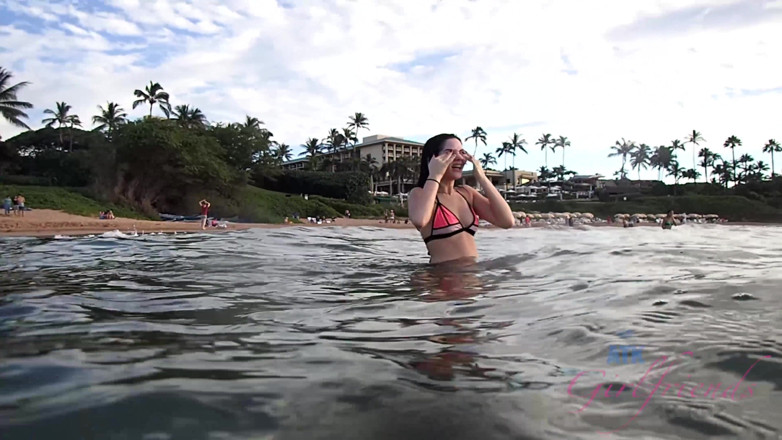 ATK Fans (Girlfriends): Vacances virtuelles à Hawaï avec Karly Baker 1/9