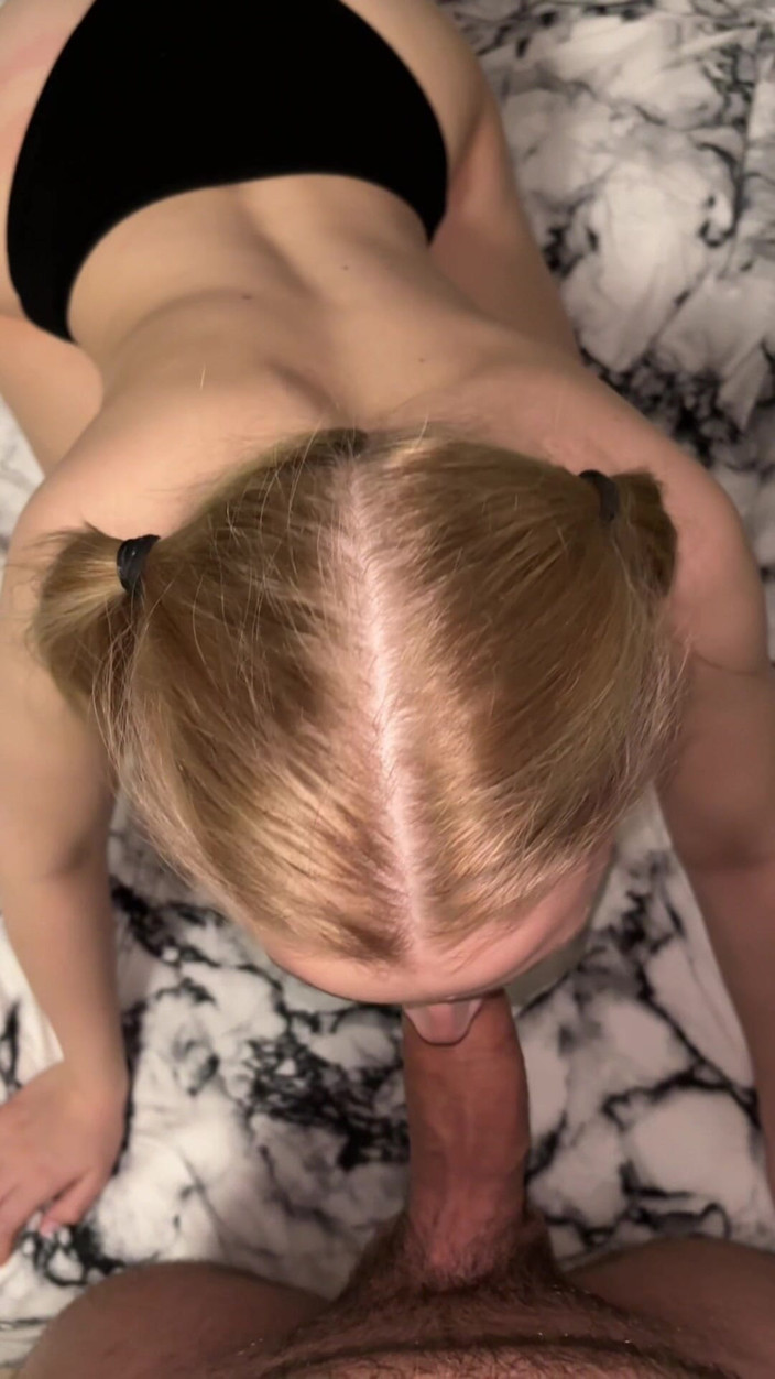wekittycluby: J’ai joui sur ma demi-sœur de 18 ans pendant que mes...