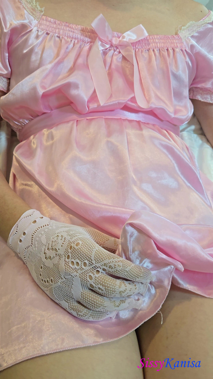 SissyKanisa: Sissy Kanisa se branle avec une robe en satin rose...