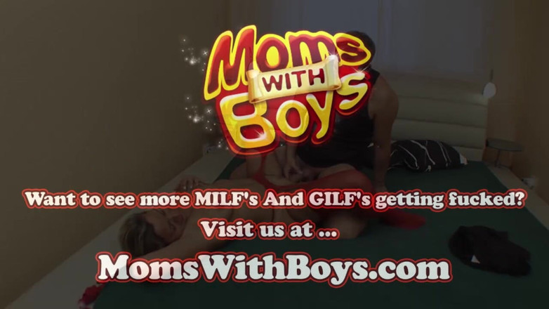 Moms With Boys: Mama vitregă sexy în ciorapi roșii este futută de fiul vitreg