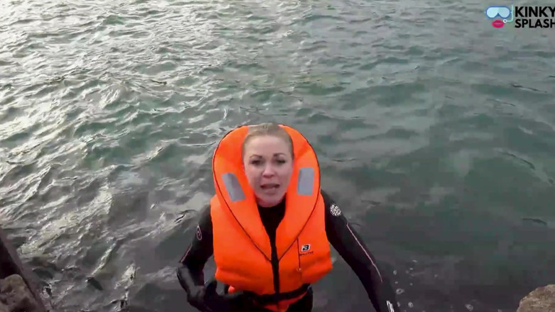 UKCuteGirl Lucy Lauren: Wetsuit e Lifejackets Lucy's Freezing Compar compar