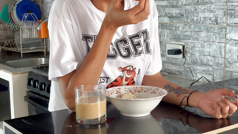 Sweetvalerie21: Jag onanerar efter min frukost.
