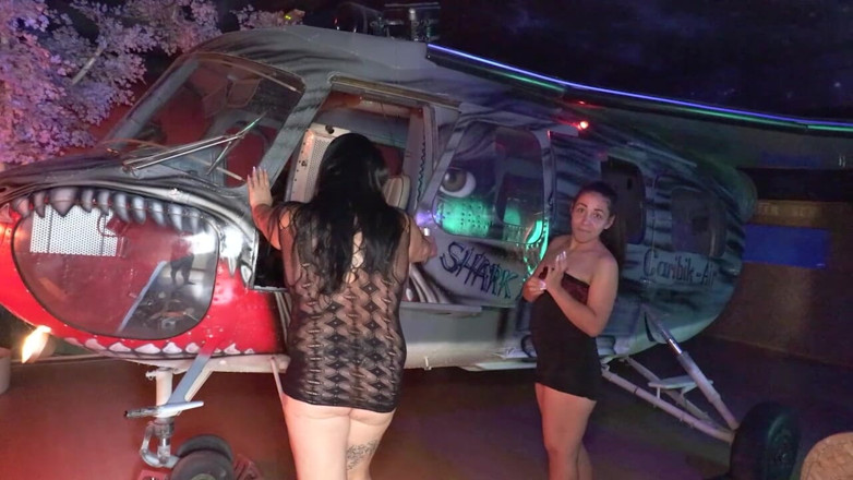 Lovekino: Twee geile babes geneukt in saunaclub p4