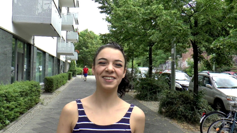 Italian Vintage Porn: Schattige brunette tiener hard in haar kleine poesje geneukt