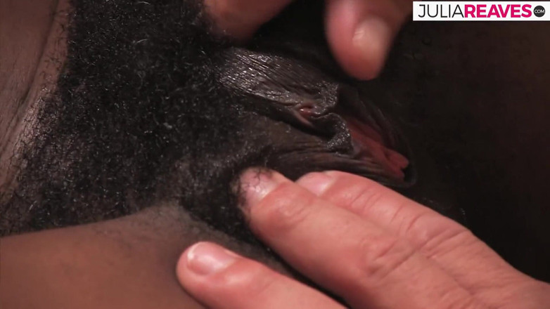 Milf and Mom: Ebony křičí rozkoší, když masivní penis šuká její chlupatou kundičku až...