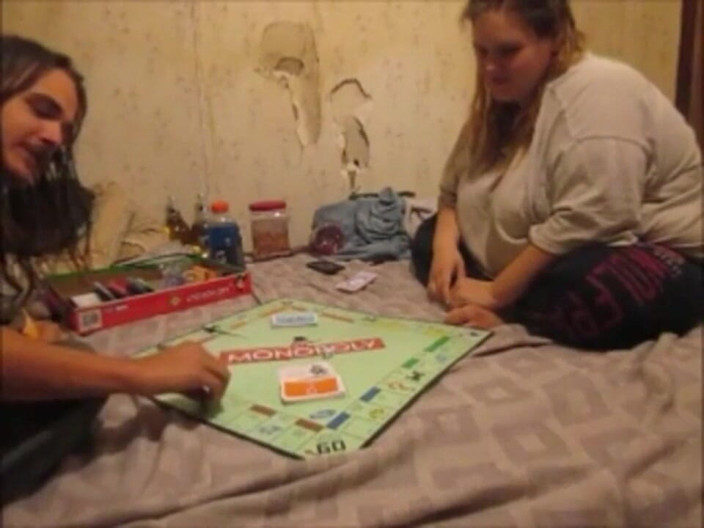Fat Goddes: Ehefrau verliert bei Monopoly und verkauft ihre muschi für einen...