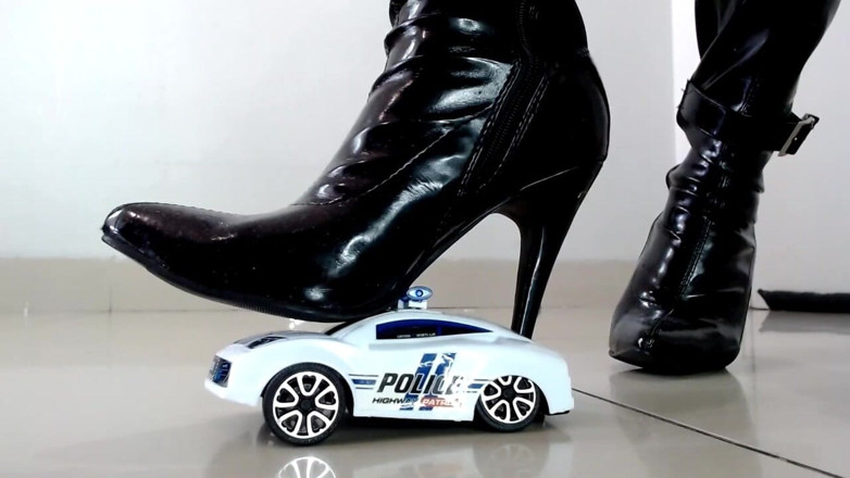 Maeling: Domme riesin mit latex-stiefel stampf, zerquetschtes cop-auto